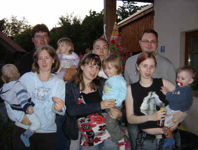 Gerhild mit Karl, Melanie und Michael,
Sonja mit Christoph und Lena,
Julia mit Manuel und Pascal